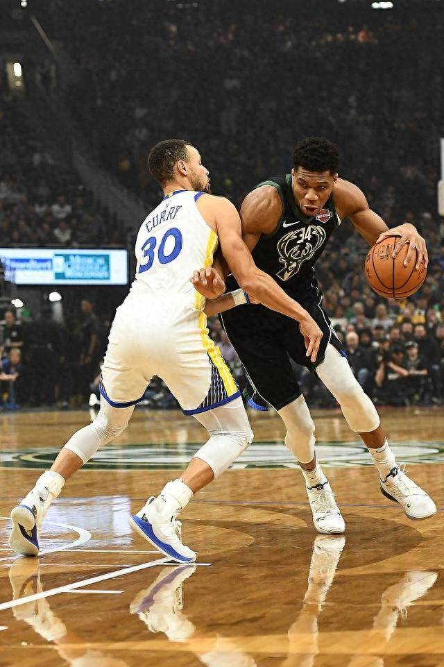 库里在雄鹿比赛中出色发挥，夺冠引发热议！